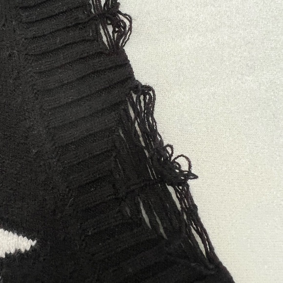 Wild Honey distressed star sweater size Medium - Picture 6 of 6